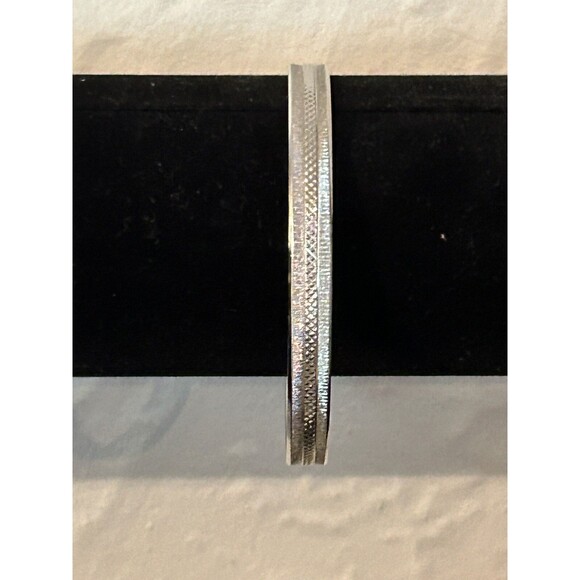 Vintage Monet Silver Tone Diamond Cut Bangle Bracelet 2.5 Inch Opening - Picture 2 of 5